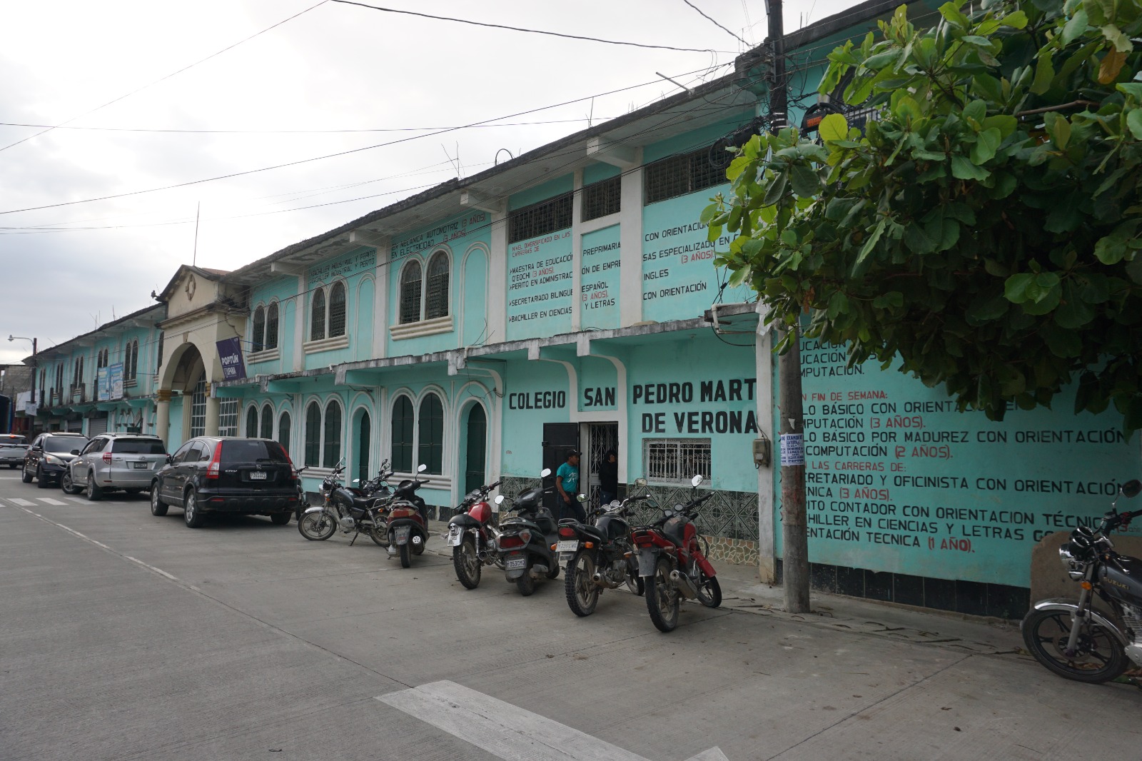 Fachada del Colegio Mixto Privado San Pedro Mártir de Verona en Poptún